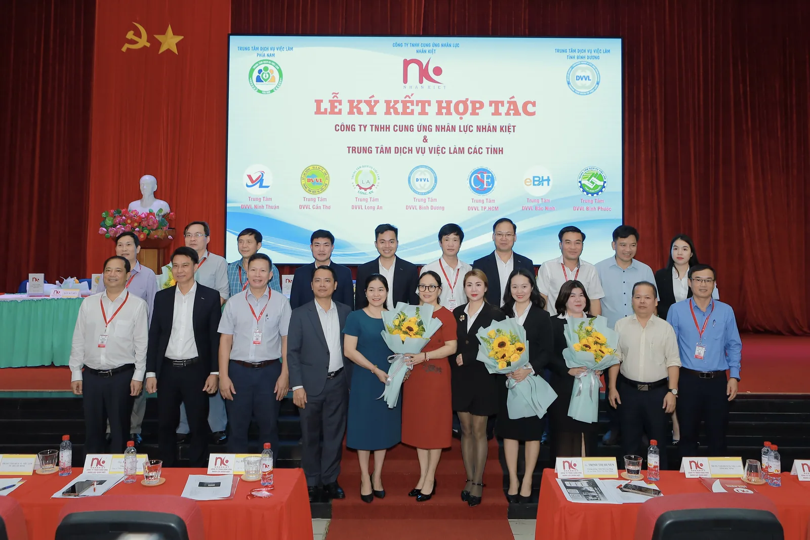 Signing ceremony between Nhan Kiet and the Employment Service Centres of seven provinces, Binh Duong, 20 February 2025