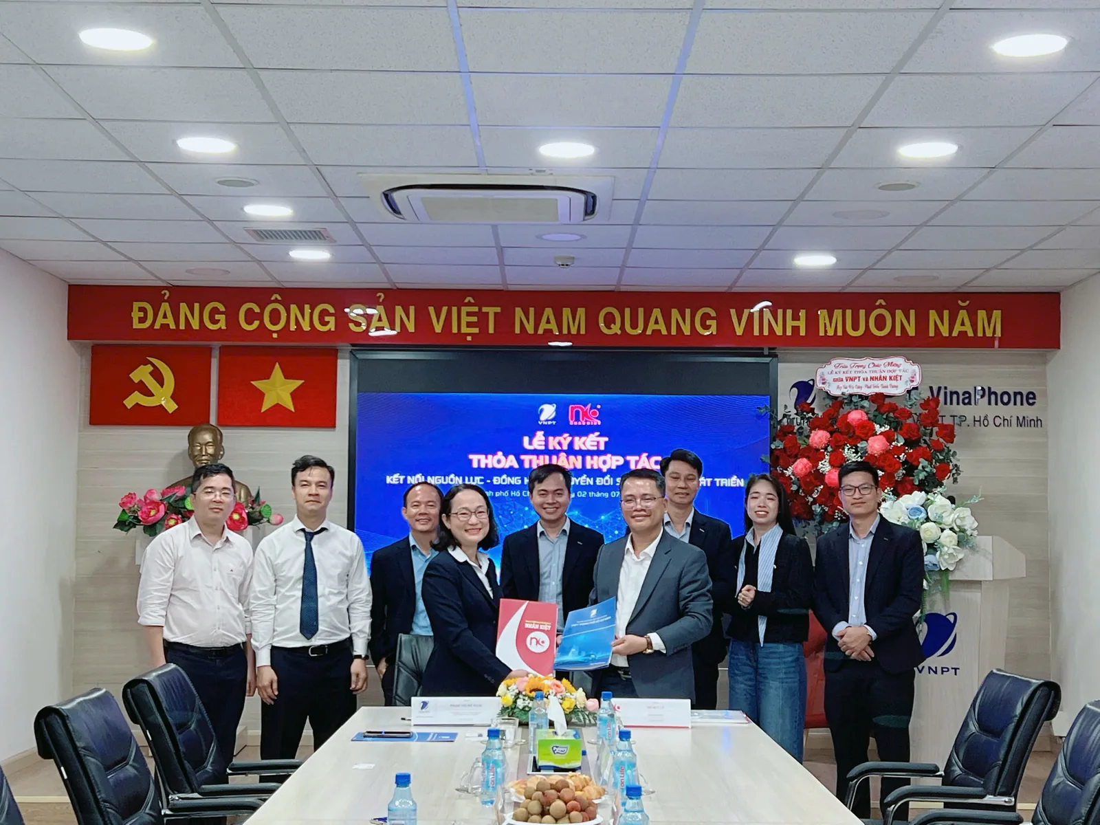 Signing ceremony between Nhan Kiet and VNPT – VinaPhone Ho Chi Minh City